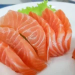 γιαπωνέζικη-κουζίνα-φρέσκο-σασίμι-σολομού-και-σούσι-με-πράσινη-σαλάτα-158264420